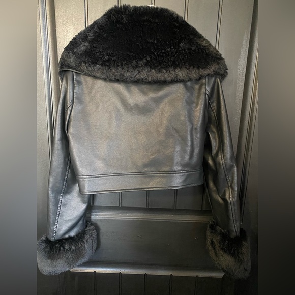 Cropped Black Faux Fur-Trim Leather Jacket - Picture 2 of 5